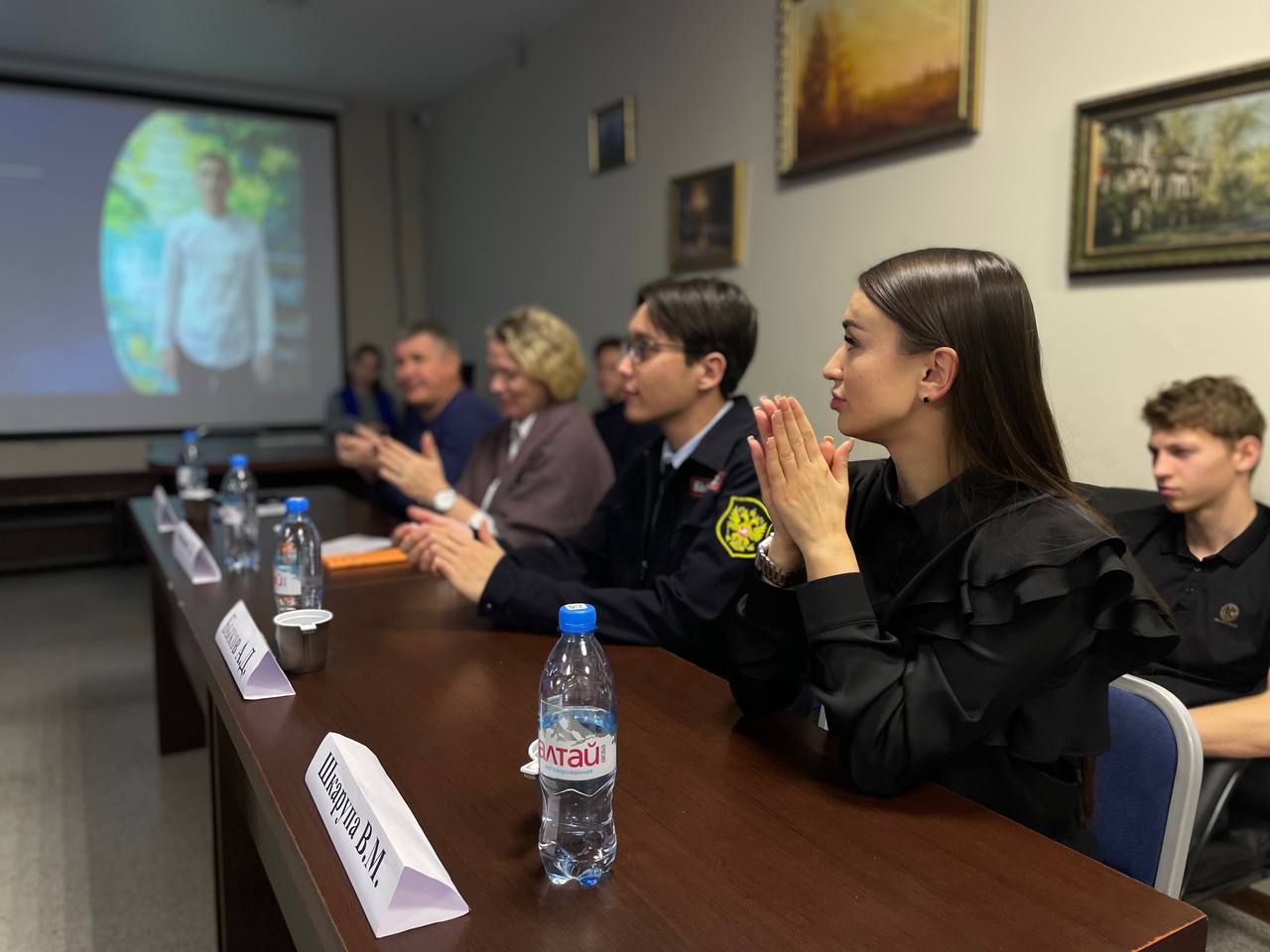 Студенты Алтайского бизнес-колледжа во время занятий в Барнауле